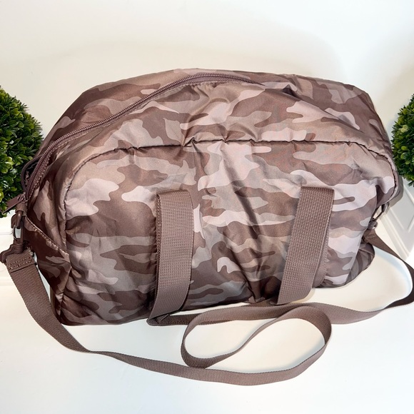 NEW GILRS JUNIORS CAMO MEDIUM SIZE PINK DUFFLE BAG - Picture 6 of 6